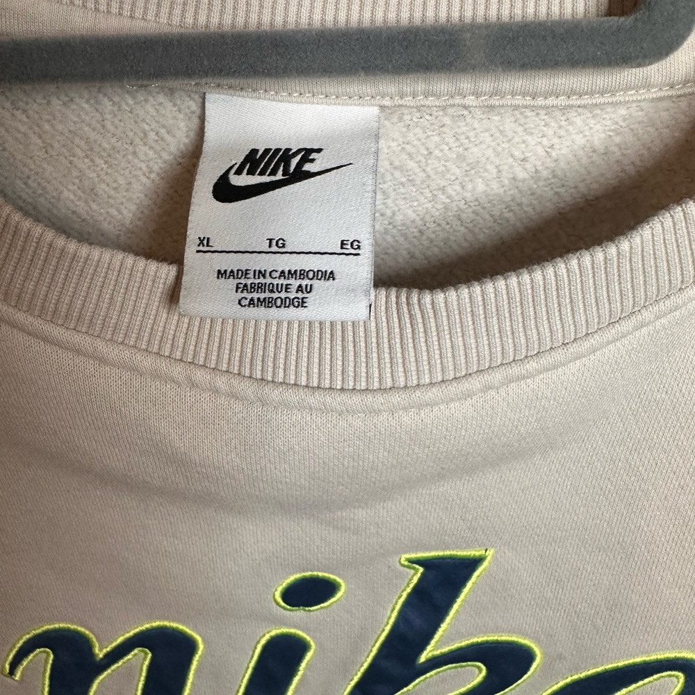 Nike Girls Sweatshirt - Picture 2 of 3
